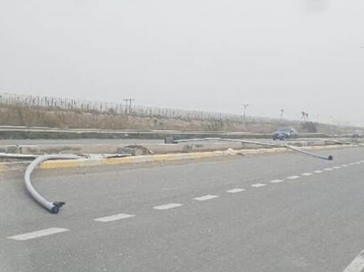 العواصف تقتلع 20 عمود إنارة على طريق بعقوبة.. المشروع لا زال بعهدة المقاول